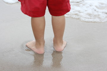 stopy dziecka na plaży