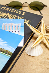 Seestern, Muscheln, Sand und Fotoalbum