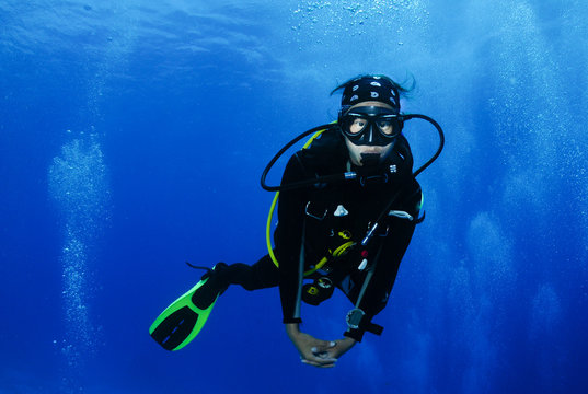 Asian female scuba diver © JonMilnes