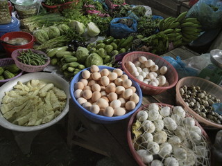 Tipos de huevos en mercado callejero de Sapa en Vietnam