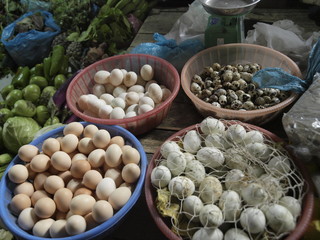 Tipos de huevos en mercado callejero de Sapa en Vietnam