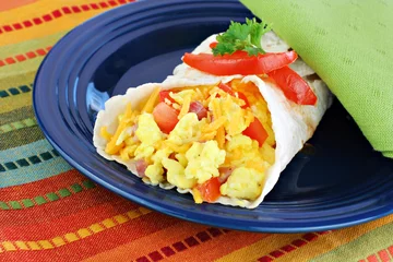 Zelfklevend Fotobehang Ontbijt Ei Burrito © RoJo Images