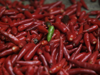 Pimientos en un mercado callejero de Sapa en Vietnam