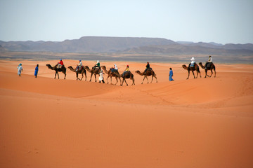 Touristenkarawane im Erg Chebbi, Marokko