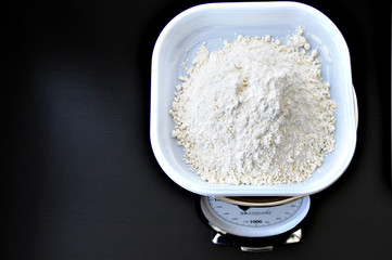 farina pesata in cucina