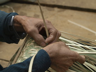 Tejiendo un cesto artesanalmente en Vietnam
