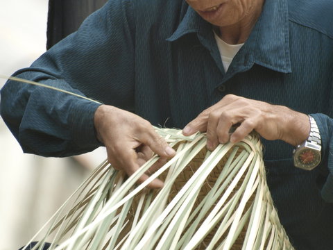 Tejiendo un cesto artesanalmente en Vietnam