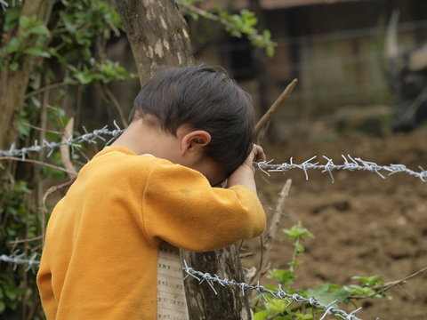 Ni&ntilde;o llorando junto a una alambrada en Vietnam