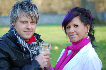 Junges Paar mit Sekt