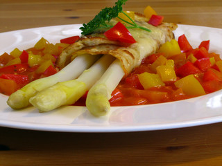 Spargelcrepes mit Paprikasauce
