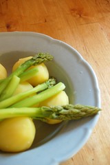 Spargel und Kartoffeln auf Teller