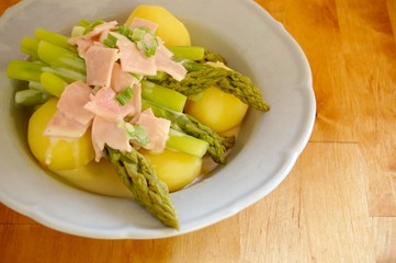 Spargel und Kartoffeln auf Teller