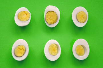 jaja na zielonym © at_