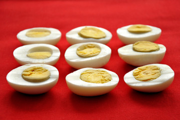 gotowane jaja na czerwonym