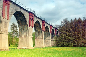 Altes Eisenbahn-Viadukt bei Nirkendorf in Thüringen