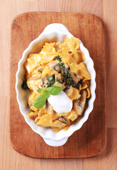 Farfalle with mushrooms, saffron and cream
