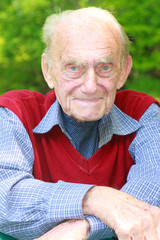 Rüstiger Rentner in grüner Natur - Portrait