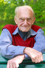 Rüstiger Rentner in grüner Natur - Portrait