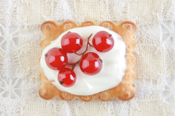 Cake with red currant in sour cream