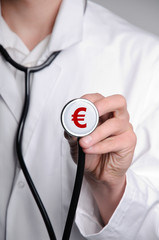 Arzt mit Stetoskop und Euro-Zeichen