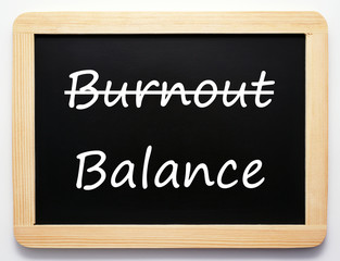 Burnout und Balance Konzept Schild