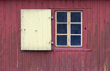 Fenster mit Fensterladen