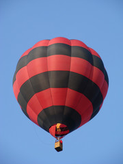 Fototapeta premium Montgolfière rouge et noire