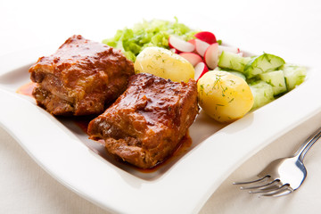 Tasty grilled ribs with vegetables