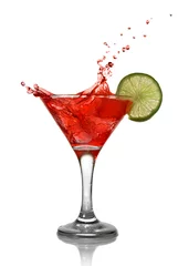 Photo sur Plexiglas Cocktail Cocktail rouge avec splash et citron vert isolé sur blanc