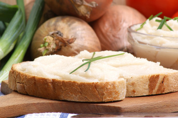 eine Brotscheibe mit hausgemachtem Schmalz