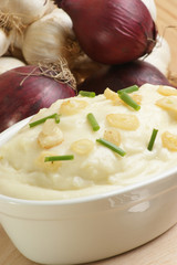 Knoblauchscheiben auf Kartoffelpüree