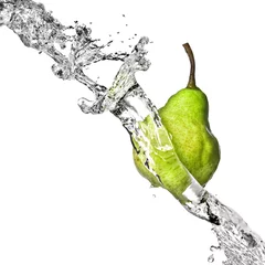 Poster zoet water splash op groene peer geïsoleerd op wit © artjazz