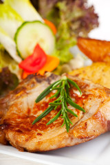 Rosmarinzweig auf einem gegrillten Schweinesteak