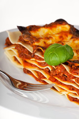 Lasagne auf einem weißen Teller