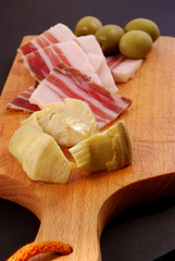 Carciofini,  pancetta e olive
