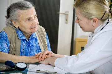 Obraz premium An elderly women being examined by a doctor