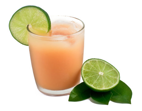 Mango juice and slices of lime