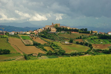 Obraz premium paese sulla collina