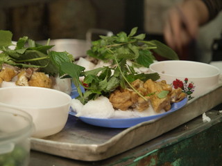 Comida en puestos callejeros en Ha Noi (Vietnam)
