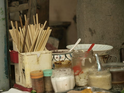Comida en puestos callejeros en Ha Noi (Vietnam)