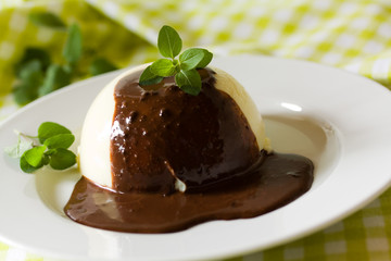 Vanille Pudding mit Schokoladensoße
