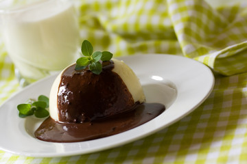 Vanille Pudding mit Schokoladensoße