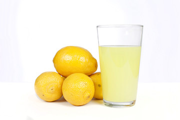 Fototapeta na wymiar Lemons and lemonaid