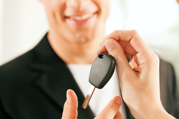 Mann kauft ein Auto - Schlüsselübergabe