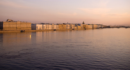 Obraz premium View of the Neva River in the evening