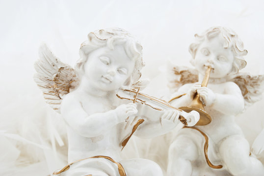 Figurines in the form of the angel playing musical instruments