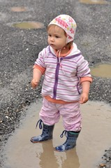 bébé et bottes en caoutchouc