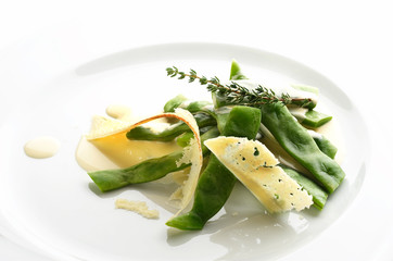Boiled green beans with cheese