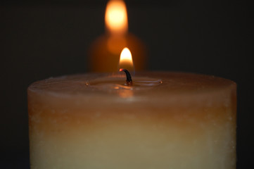 Zwei Kerzen in der Dunkelheit