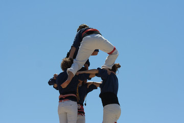 Castellers construyendo una torre humana